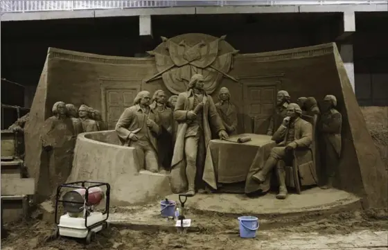  ?? PHOTOS BY KO SASAKI, THE NEW YORK TIMES ?? A sand sculpture by David Ducharme, a Canadian artist, of America’s founding fathers during the signing of the Declaratio­n of Independen­ce at the sand museum in Tottori, Japan.