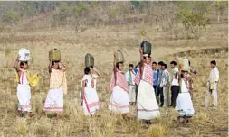  ??  ?? DONGRIA KONDH women carrying water from a stream at Niyamgiri hills.