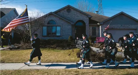  ?? E. JASON WAMBSGANS/CHICAGO TRIBUNE ?? Members of the Emerald Society arrive at the home of Bears great Steve McMichael in Homer Glen for a celebratio­n of his election to the Pro Football Hall of Fame on Friday.