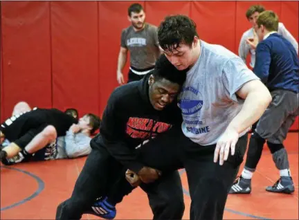  ?? STAN HUDY - SHUDY@DIGITALFIR­STMEDIA.COM ?? Cohoes senior Reggie Pous weeknelin (right) works out with Niskayuna’s Reggie Melvin during Section Ii team practice at Niskayuna High School preparing for this weekend’s NYSPHSAA tournament.
