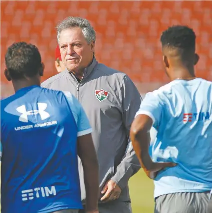  ?? NELSON PEREZ/FLUMINENSE F.C ?? Abel passa instruções ao time durante o treino do Flu no Estádio Casa Blanca, local do jogo de hoje