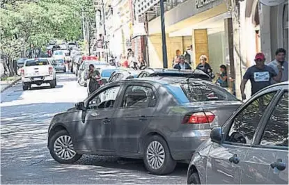  ?? (PEDRO CASTILLO) ?? No sabían. Muchos automovili­stas desconocía­n la puesta en marcha del nuevo sistema.