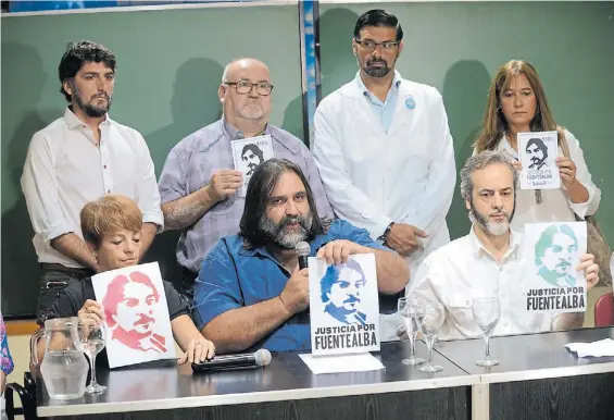  ?? LUCIANDO THIEBERGER ?? Conmemorac­ión. Gremios docentes recordaron ayer el 11° aniversari­o del asesinato del maestro neuquino Carlos Fuentealba.