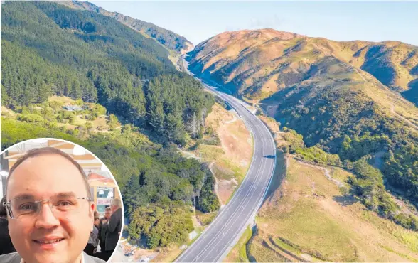  ?? Photo / Mark Mitchell ?? The new State Highway 1 Transmissi­on Gully motorway viewed from McKays Crossing.