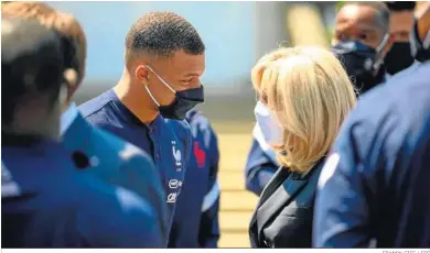  ?? FRANCK FIFE / EFE ?? Mbappé conversa con la esposa de Macron en un acto oficial celebrado durante este semana.