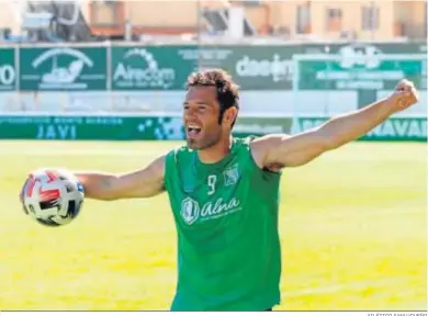  ?? ATLÉTICO SANLUQUEÑO ?? Diego Cervero bromea en un entrenamie­nto en El Palmar.