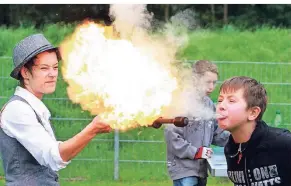  ?? FOTO: UM (ARCHIV) ?? Feuerspuck­en ist im Kinder- und Jugendzent­rum eine schöne Abwechslun­g.Auch für den Tag der offenen Tür ist eine Vorführung geplant.