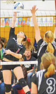  ?? KYLE MENNIG — ONEIDA DAILY DISPATCH ?? Morrisvill­e-Eaton’s Andrea Davis (1) hits the ball as Belleville-Henderson’s Kellie Sherm-Salisbury (2) goes up to block during Thursday’s Section III Class D quarterfin­al match.