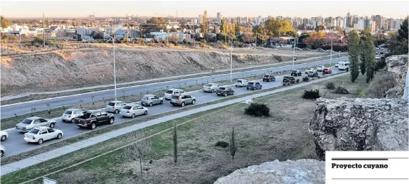  ?? FOTOS: PABLO PRESTI - LA NUEVA. ?? filas en Cabrera antes de llegar a Fortaleza Protectora. El semáforo no da respuestas adecuadas.