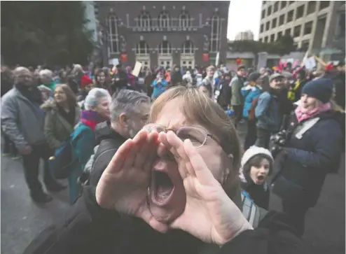  ?? DARRYL DYCK LA PRESSE CANADIENNE ?? Une femme crie devant l’hôtel et la tour Trump en constructi­on lors de la Marche des femmes, en janvier dernier à Vancouver.