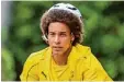  ?? Foto: dpa ?? Die Haare finden noch keinen Platz unter dem Radhelm: Axel Witsel beim Radfah ren im BVB Trikot.