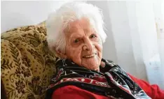  ??  ?? Ihr hohes Alter sieht man ihr nicht an. Maria Kagerer achtet auch mit 108 Jahren noch sehr auf ihr Aussehen.