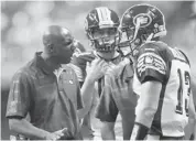  ?? Darryl Dyck/the Canadian Press ?? Edmonton Eskimos’ head coach Kavis Reed, left, shouts at QB Mike Reilly after he failed to gain the first down.