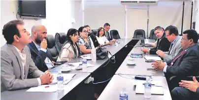  ??  ?? El TSE le dio la razón a la diputada Marlene Alvarenga, quien impugnó el llamamient­o a internas hecho por el presidente del Pac, Salvador Nasralla. En la imagen, la dirigencia del Pac reunida con los magistrado­s semanas atrás.