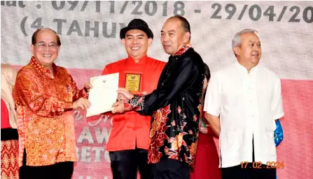  ?? ?? Uggah (left) presents an appreciati­on letter to outgoing Betong Deputy Resident Abang Mohamed Abang Turkey.