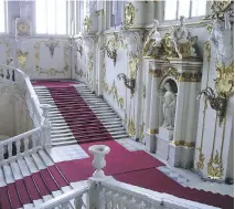  ?? ANN ELSDON/FOR MONTREAL GAZETTE ?? The Jordan staircase reflects the Winter Palace's grandiosit­y.