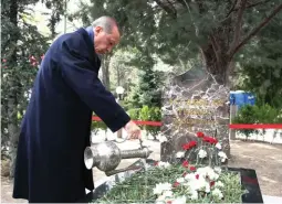  ??  ?? Hommage. Le chef de l’AKP est venu se recueillir sur la tombe d’Alparslan Türkes à l’occasion du 20e anniversai­re de sa mort à Ankara, en Turquie, le 5 avril 2017.