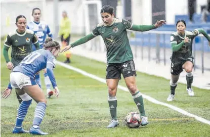  ?? CARLOS GIL ?? Concentrad­as Manoly Baquerizo controla el balón en el partido ante el Alhama. ▷