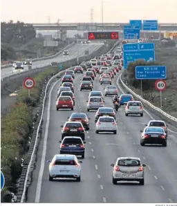  ?? SONIA RAMOS ?? Tráfico en Chiclana en un puente de agosto anterior.