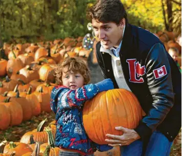  ?? Foto: Gerd Braune ?? Mildes Sonnenlich­t, ein zufriedene­r Sohn, der sich über den großen Kürbis freut. Es gab durchaus unangenehm­ere Wahlkampfa­uftritte für den kanadische­n Premier Justin Trudeau, der keineswegs sicher sein kann, im Amt zu bleiben.