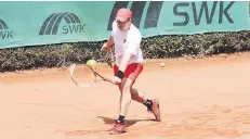  ?? FOTO: WIN ?? Gerd Kohnen behielt gegen Daniel Meier im Champions-Tiebreak die Nerven. Mit einem klaren 10:4 holte er den Ehrenpunkt für die Rot-Weißen.