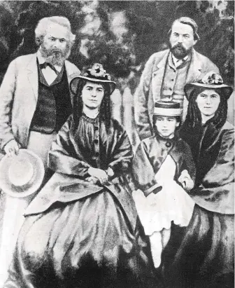  ?? Karel s dcerami (zleva) Karolínou, Eleanorou, Laurou a přítelem Engelsem. FOTO GETTY IMAGES ?? Rodina Marxova.