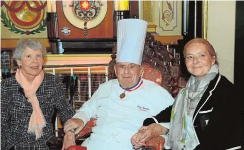  ?? FOTOS: EFE ?? Paul Bocuse en 2015 junto a su esposa oficial, Raymonde Duvert (izq.), y una amiga de la familia