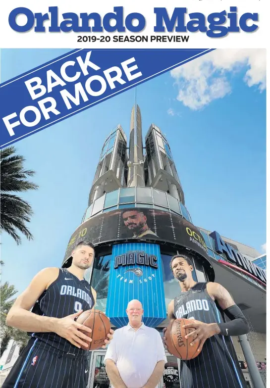  ?? JOE BURBANK/ORLANDO SENTINEL ?? Orlando Sentinel
The Magic’s Nikola Vucevic, left, and Terrence Ross, right, stand with coach Steve Clifford in front of Amway Center. Orlando ended a playoff drought last season and is eager to improve.