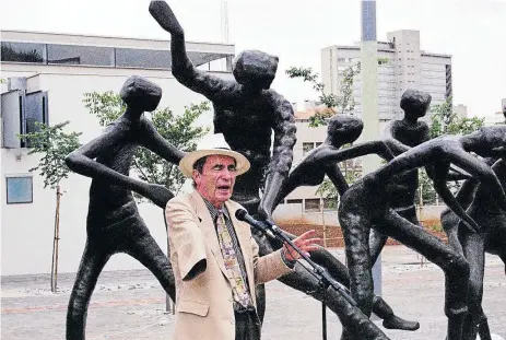  ?? /Tsheko Kabasia ?? Art of humanity: Art lover and former Constituti­onal Court judge Albie Sachs, seen here unveiling a sculpture by Mozambican-born sculptor Orlando Almeida at Constituti­onal Hill, was named the 2017 Art Champion at the 20th annual Business and Arts SA...
