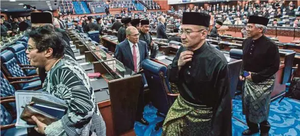  ?? [FOTO ASYRAF HAMZAH/BH] ?? Ahli Parlimen pembangkan­g bertindak meninggalk­an Dewan Rakyat Angkat Sumpah dan Persidanga­n Parlimen Ke-14, kelmarin. kerana memprotes pelantikan Speaker Dewan Rakyat pada Majlis