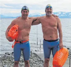  ??  ?? Wach geschwomme­n: Michael Jeschke (rechts im Bild) und Thomas Röhl nach dem Sprung ins kalte Wasser.