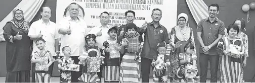  ??  ?? SAHANIP (empat kanan) bergambar bersama-sama dengan pemenang dalam peragaan pakaian Jalur Gemilang. Turut kelihatan Bil Suhud (dua kanan), Hasnah (tiga kanan),Yamin (lima kiri), Zulkifli (dua kiri), Salbiah (kiri), Peter (tiga kiri) dan Melitus (empat...