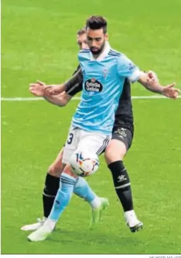  ?? SALVADOR SAS / EFE ?? El jugador del Celta Brais Méndez controla el balón ante un rival.