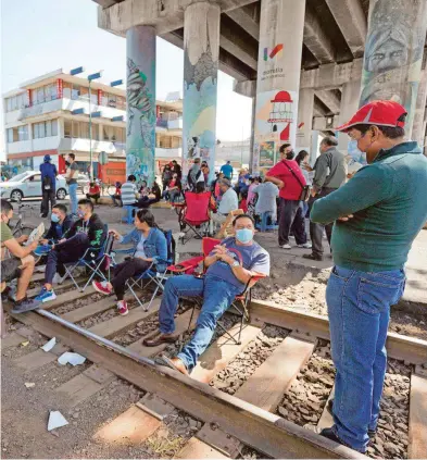  ?? CUARTOSCUR­O JUAN JOSÉ ESTRADA SERAFÍN/ ?? Maestros de la
CNTE en Michoacán bloquean las vías para exigir pagos