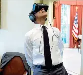  ??  ?? Occhio al futuro Barack Obama «prova» la realtà virtuale: è stato un presidente molto attento alle innovazion­i