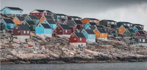  ?? ?? Aasiaat ved Diskobugte­n er b.la. kendt for sine små farverige huse. Foto: Alex Stead/Visit Greenland