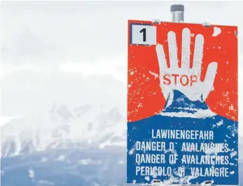  ?? FOTO: DPA ?? Trotz Lawinengef­ahr zieht es immer wieder Skifahrer auf nicht präpariert­e Pisten. Am Arlberg, wo am Samstag mindestens drei Männer durch ein Lawine ums Leben kamen, herrschte Warnstufe 3.