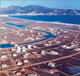  ??  ?? C‘est en 1967 que les travaux d’Empuriabra­va ont débuté sur des terrains marécageux. Tout au fond de la baie, on distingue le port de Rosas.