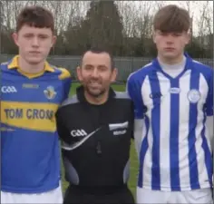  ??  ?? Referee David Hickey with rival captains Alex Beirne and Donal Porter.