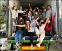  ?? (DR) ?? Les étudiants ont fait une chaîne humaine pour remplir le container.