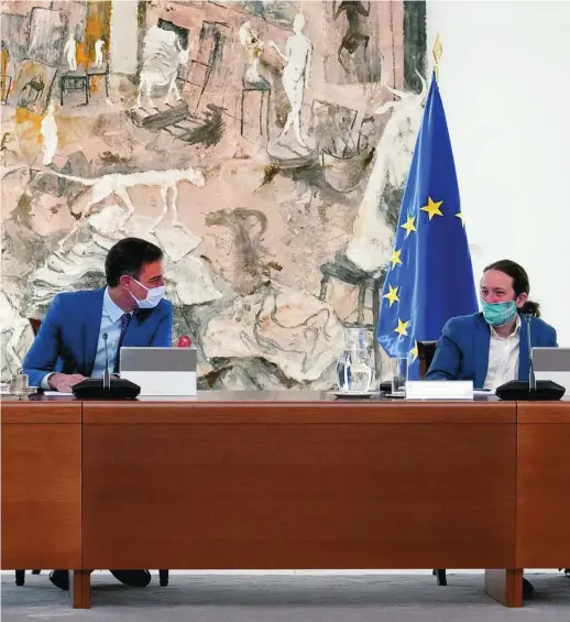  ?? EFE ?? Carmen Calvo, Pedro Sánchez y Pablo Iglesias, ayer durante la reunión del Consejo de Ministros que tuvo lugar en el Palacio de la Moncloa