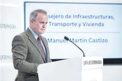  ?? EL PERIÓDICO ?? El consejero de Infraestru­cturas, Transporte y Vivienda, Manuel Martín Castizo, ayer en rueda de prensa.