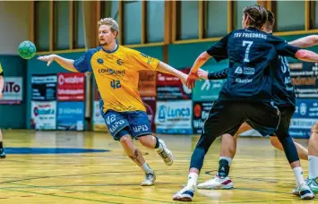  ?? Foto: Felix Dahlheim ?? Leonard Scholz (am Ball) muss mit den Schwabmünc­hner Handballer­n gegen Ottobeuren ran.