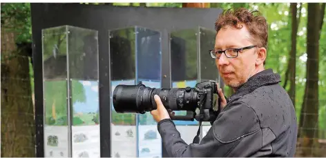  ?? FOTO: BECKER & BREDEL ?? Seit frühen Kindertage­n ist Frank Siegwarth von Wildschwei­nen fasziniert. Im Ludweiler Wildpark hat der Hobbyfotog­raf eine Infotafel gestaltet.