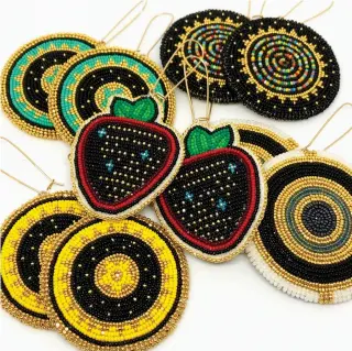  ?? PHOTO: JESSICA R. METCALFE (TURTLE MOUNTAIN CHIPPEWA) IMAGE COURTESY OF BEYOND BUCKSKIN BOUTIQUE ?? Galactic beadwork by Chenoa Williams (Pyramid Lake Paiute)