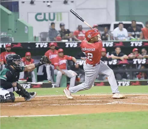  ?? FE ?? Pedro Severino al conectar su cuadrangul­ar productor de dos carreras en la segunda entrada ante el debutante Johnny Cueto.