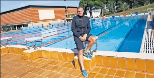  ??  ?? Sean Kelly, junto a la piscina exterior del CAR de Sant Cugat, uno de los centros de entrenamie­nto de la Real Federación Española de Natación.