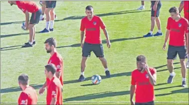  ??  ?? EN EL AIRE. Ángel Correa conduce el balón en el entrenamie­nto del Atlético de ayer en el Cerro.