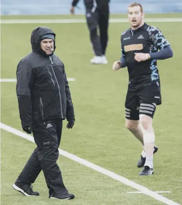  ??  ?? 0 Glasgow Warriors coach Dave Rennie and Rob Harley train ahead of the Cheetahs game.