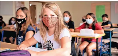  ?? FOTO: JANA BAUCH/DANIEL BRICKWEDDE ?? Am ersten Schultag trafen Maskenpfli­cht und Hitzewelle aufeinande­r.